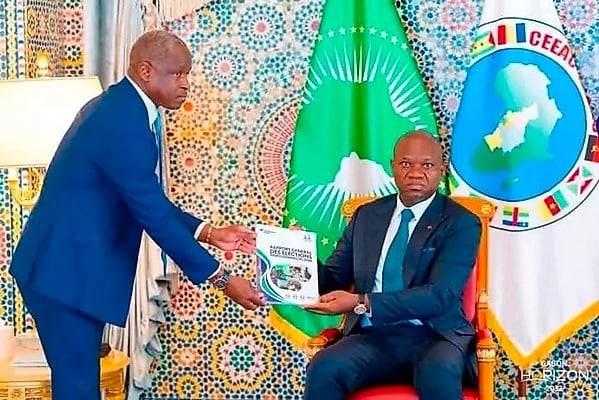 Le président Oligui Nguema recevant un document des mains de deux membres du gouvernement lors d'une audience officielle