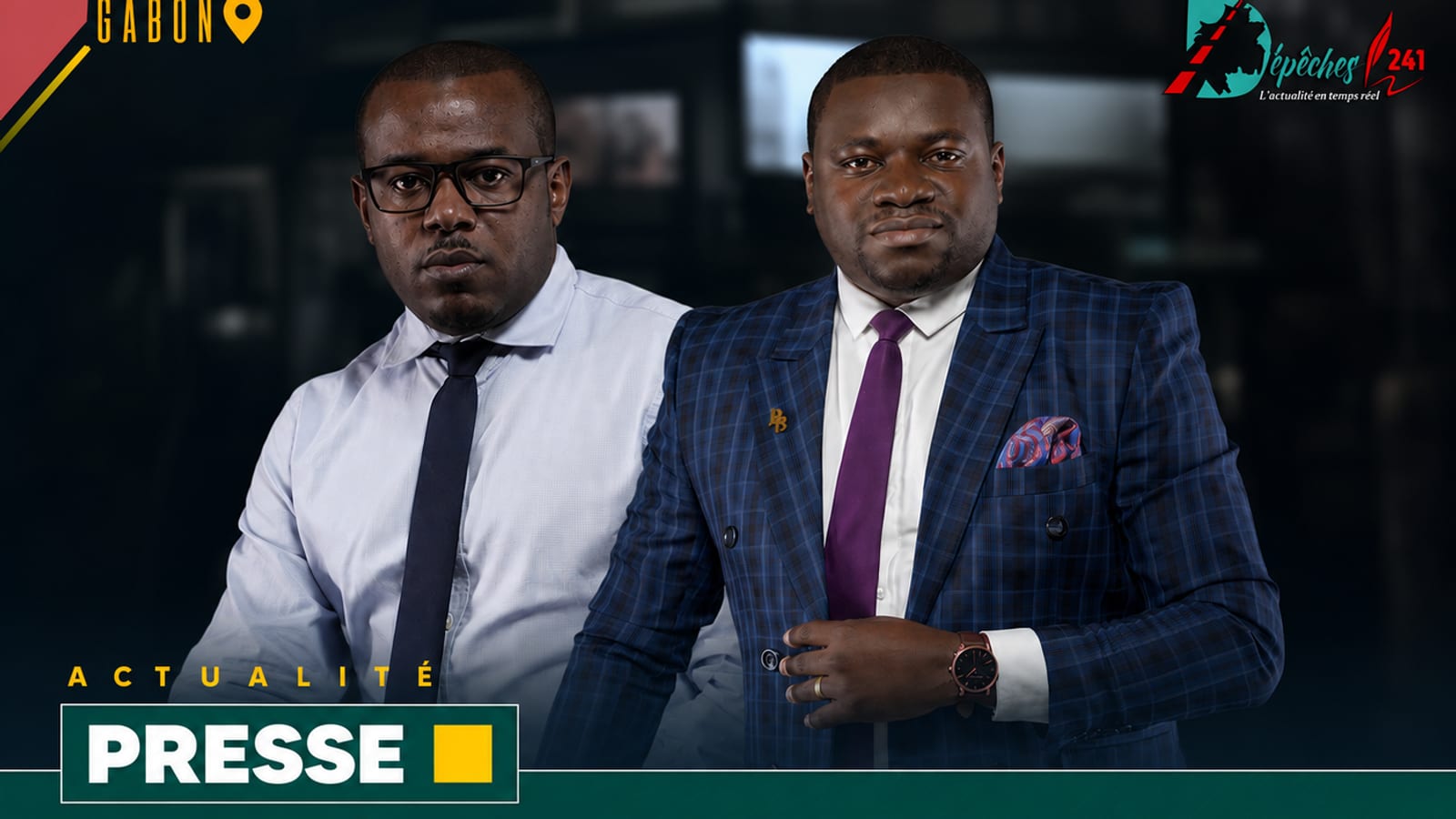 Journalistes travaillant sur des ordinateurs dans une rédaction en ligne au Gabon