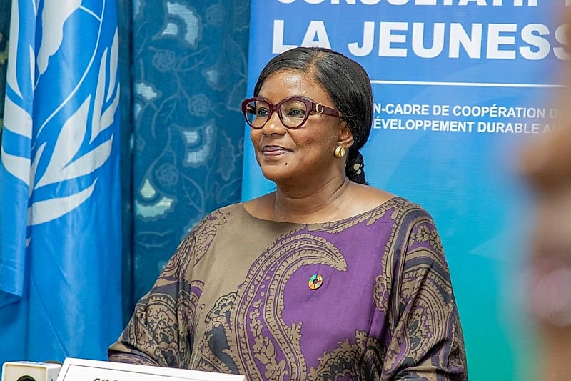 Drapeaux gabonais et onusien flottant ensemble, symbole de coopération internationale
