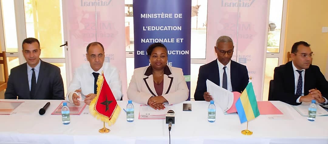 Table de signature officielle avec responsables gabonais et marocains lors d'une cérémonie à Libreville