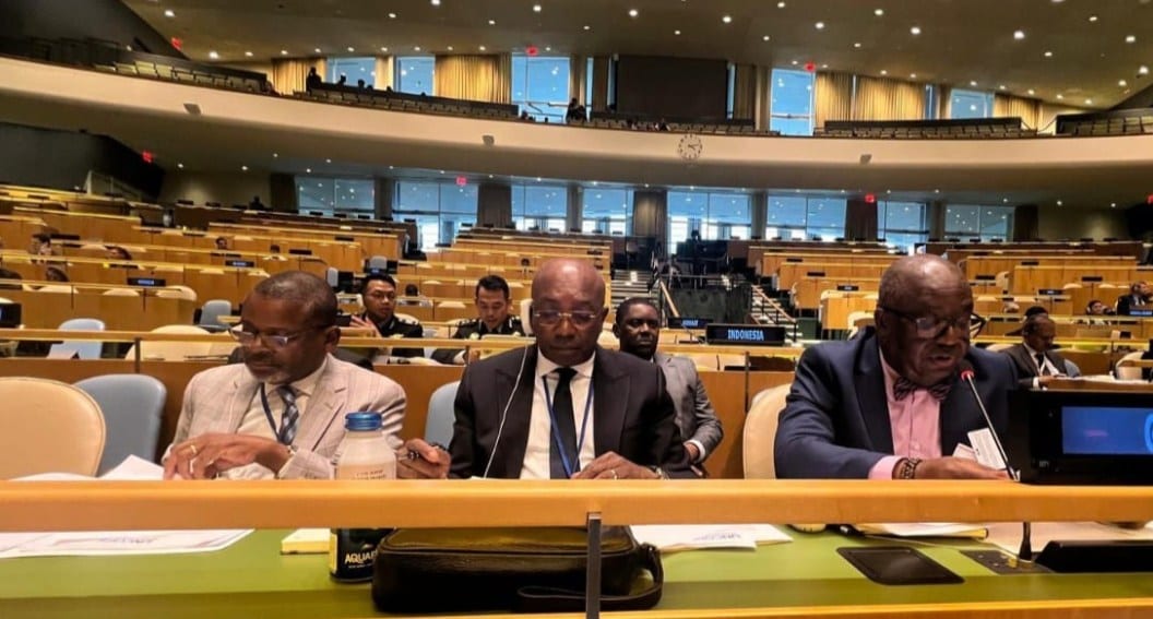 Salle de conférence internationale avec drapeaux, symbolisant un sommet des Nations Unies.
