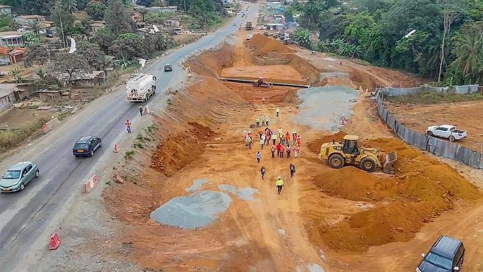 Engins de terrassement sur le chantier de la Transgabonaise