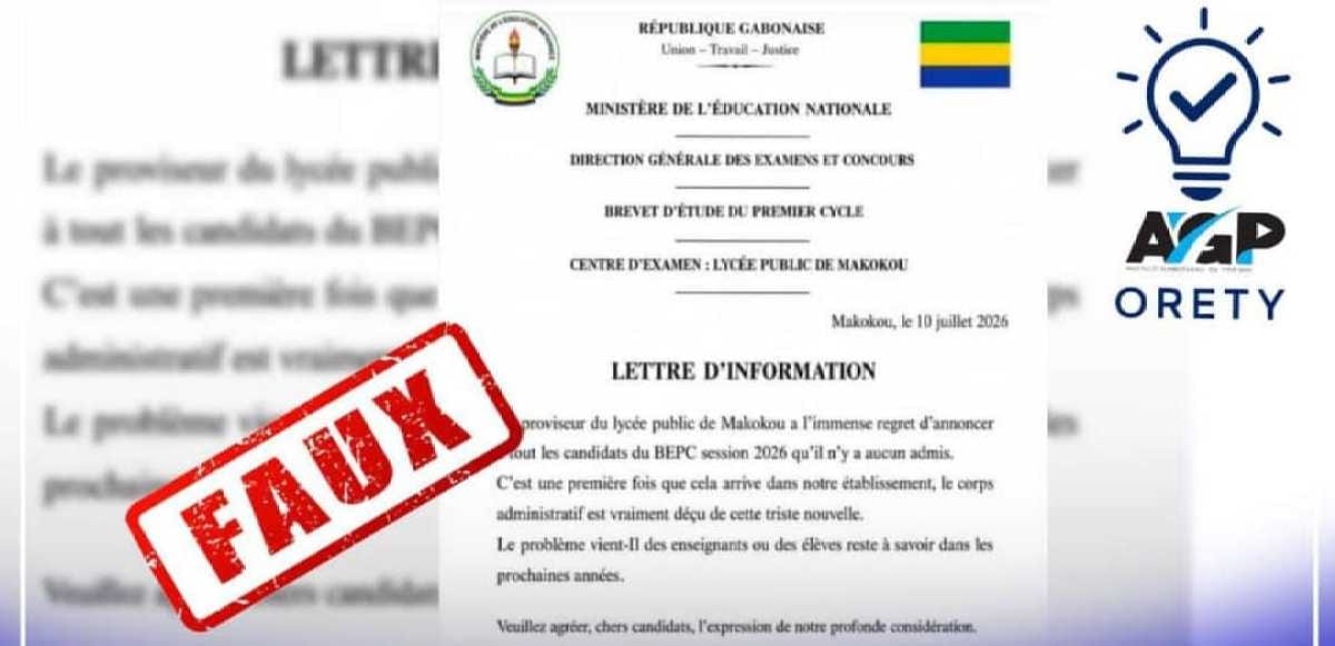 Élèves rassemblés devant un panneau d'affichage de résultats scolaires dans un établissement gabonais