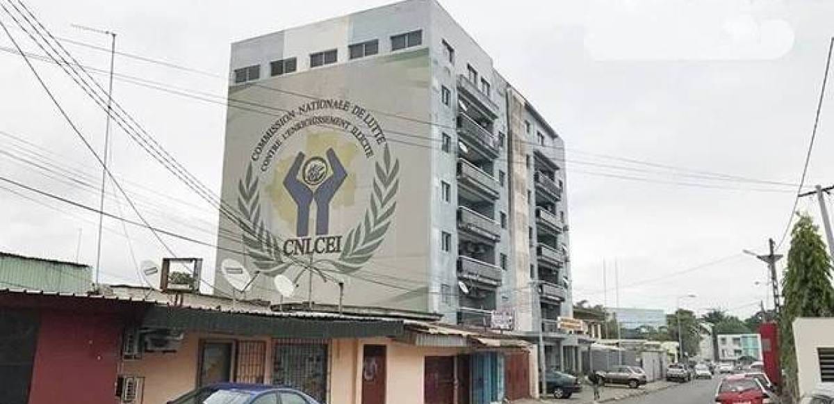 Usagers devant un guichet d’une administration publique au Gabon