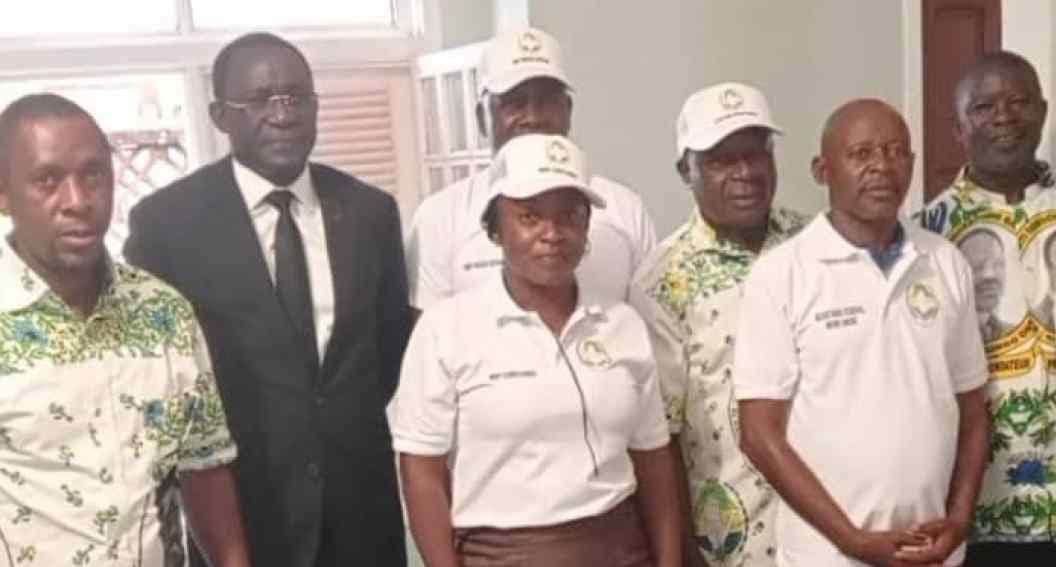 Cérémonie de remise de matériel administratif à des représentants de fédérations locales du PDG à Bitam