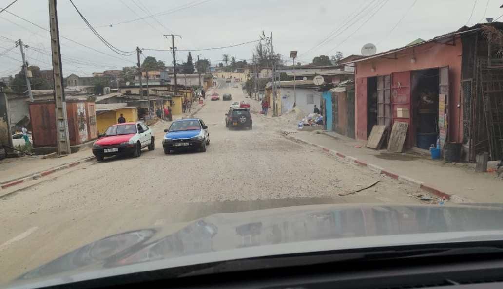 Route urbaine rénovée avec circulation de véhicules à Libreville