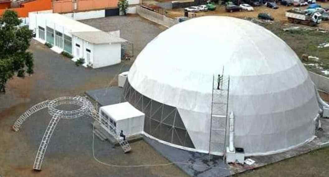 Bâtiment moderne en forme de dôme, façade claire, situé à Akanda au Gabon