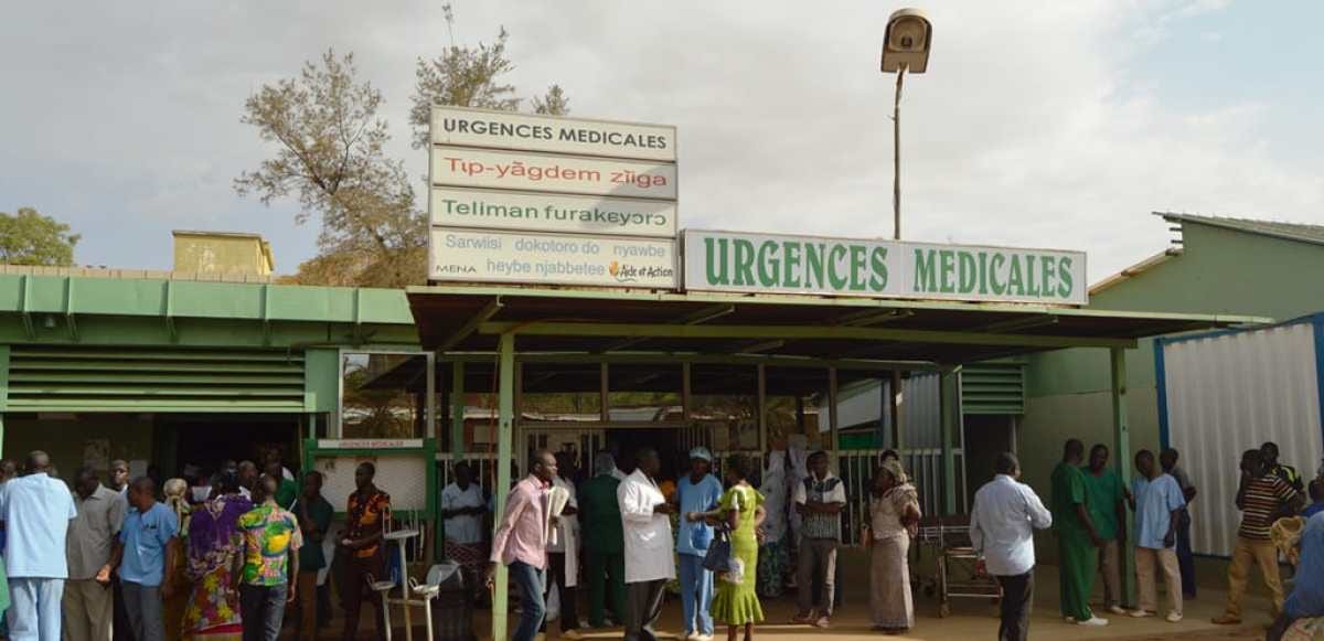 Vue de l'entrée d'un service d'urgences d'un hôpital