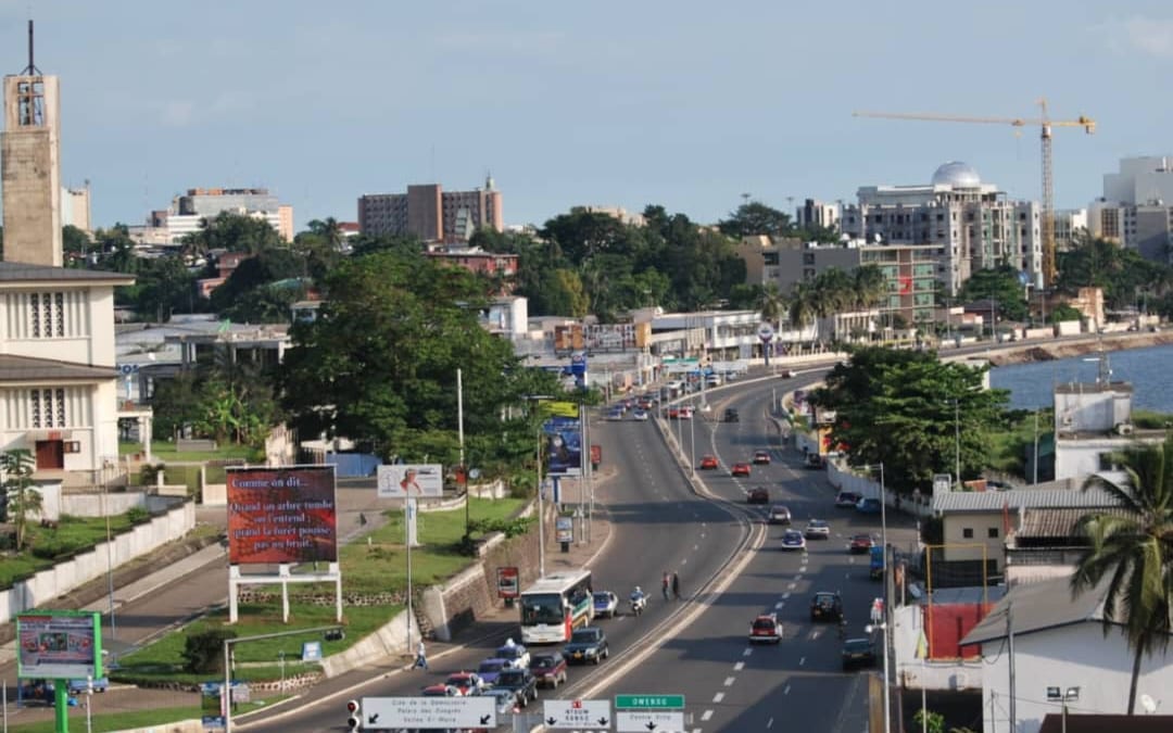 Chantier de construction avec grues à Libreville