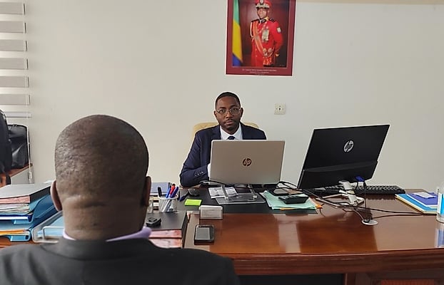 Embarcation de transport fluvial sur un fleuve au Gabon