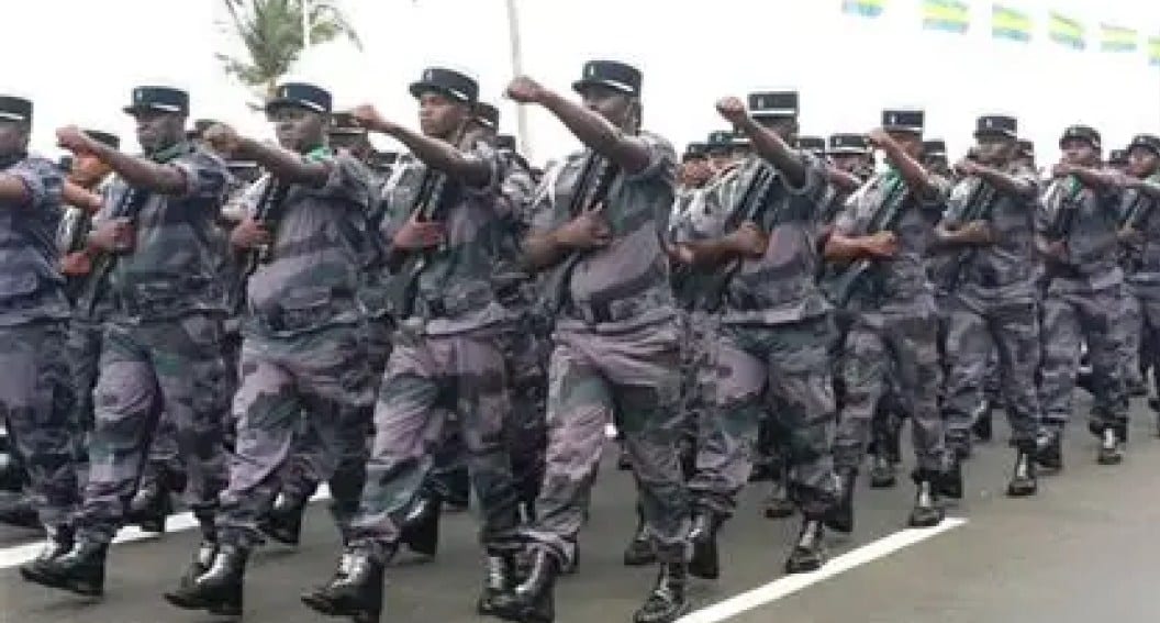 Bâtiment officiel gabonais avec drapeau national flottant au vent