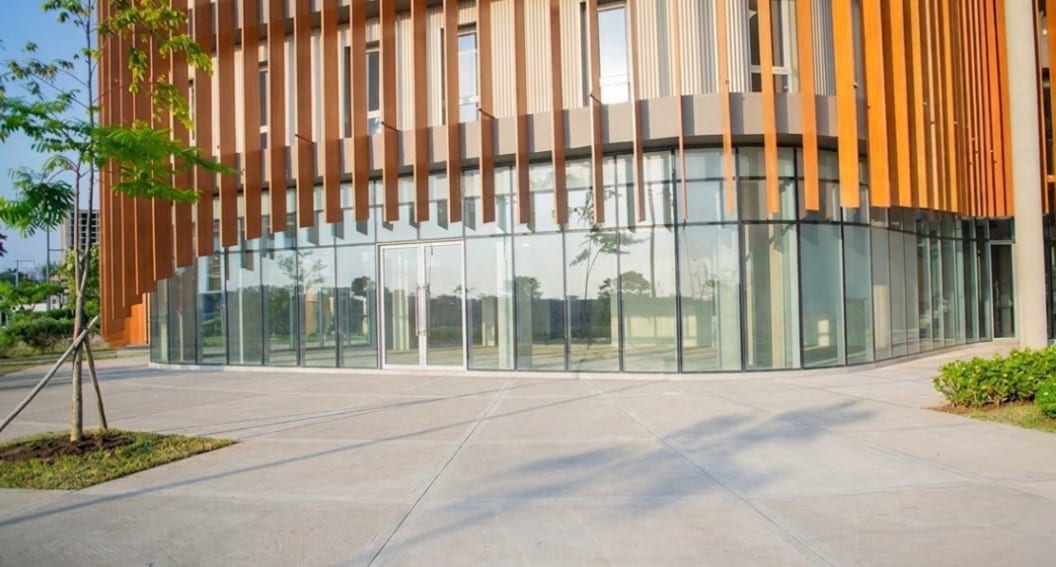Salle de réunion avec des responsables d'entreprise autour d'une table de travail