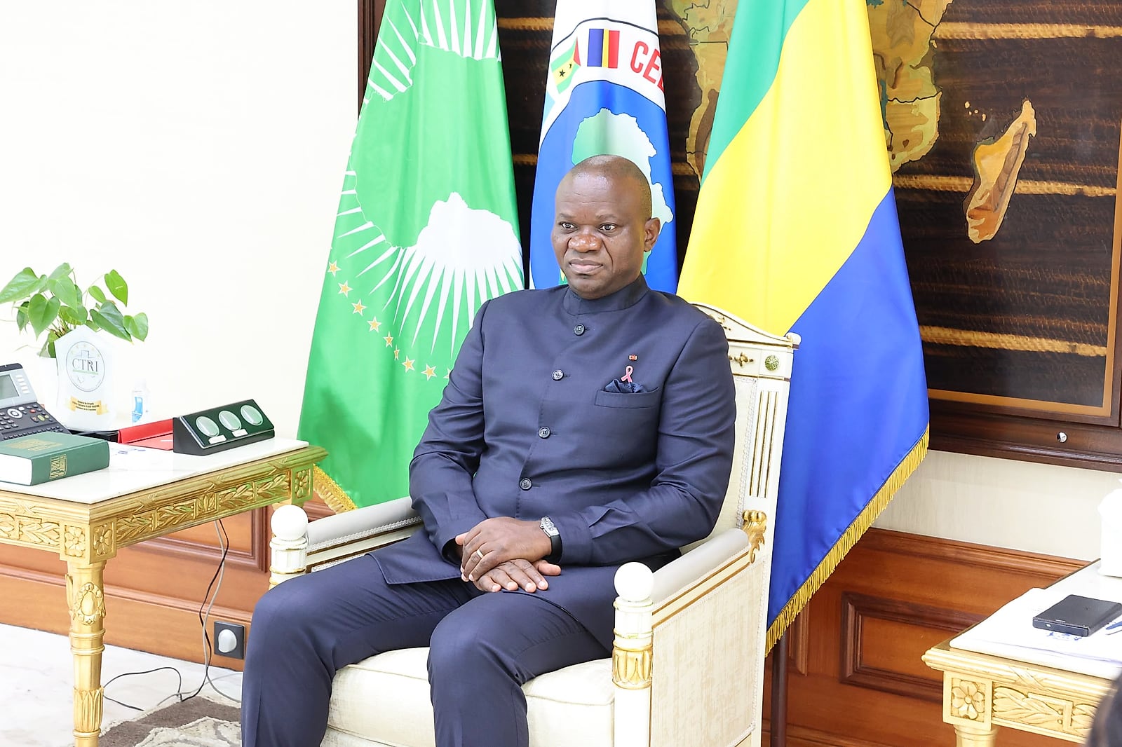 Audience entre Brice Clotaire Oligui Nguema et l'ambassadeur de Chine au Gabon