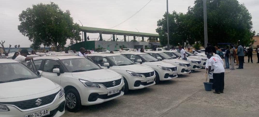 Véhicules taxis neufs stationnés lors d'une cérémonie officielle à Port-Gentil