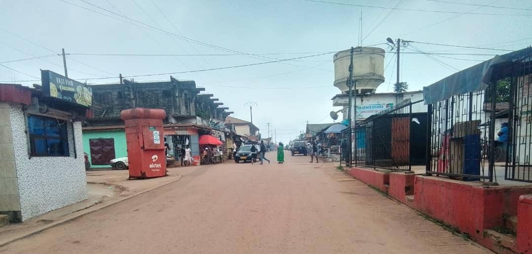 Rue commerçante animée dans la ville de Bitam, au nord du Gabon