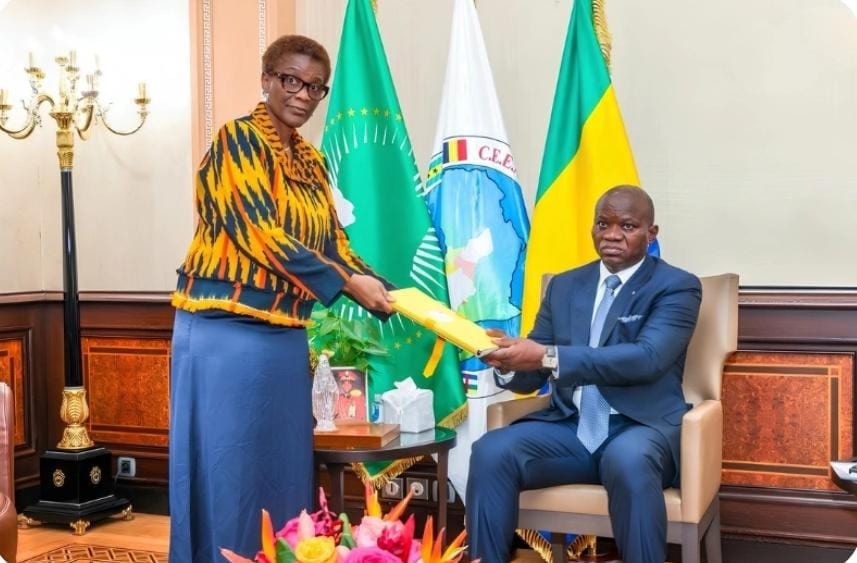 Agents de recensement au travail dans un quartier au Gabon