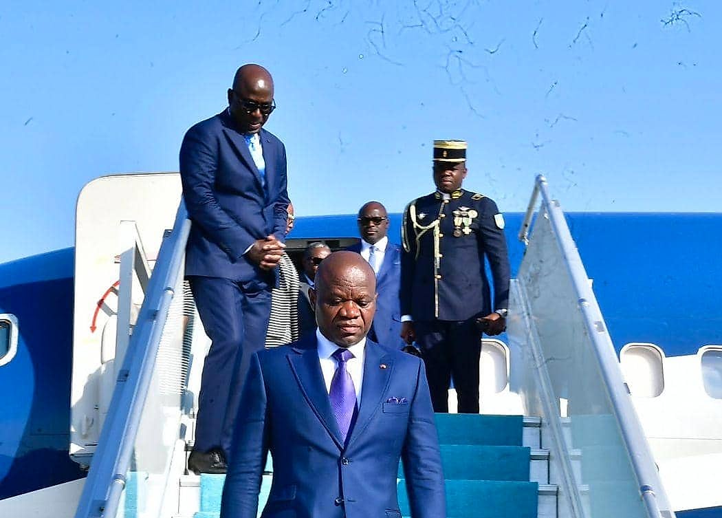 Le président gabonais Brice Clotaire Oligui Nguema en costume officiel lors d'un déplacement diplomatique