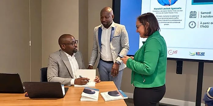 Harold Leckat Igassela présentant son livre sur l'entrepreneuriat au Gabon lors d'une rencontre à Paris