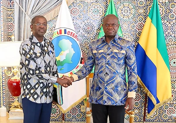 Le président de la République recevant Séraphin Moundounga au palais présidentiel.