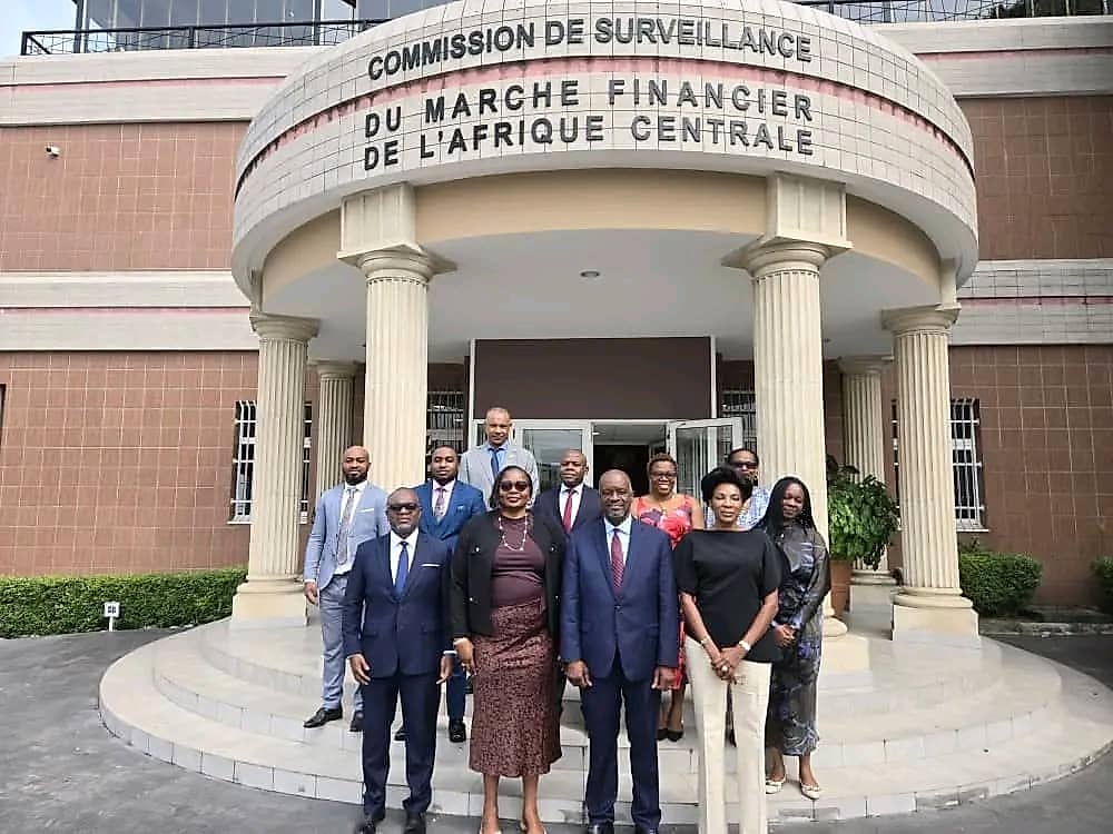 Bâtiment institutionnel à Libreville symbolisant une réunion économique