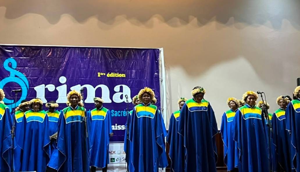 Membres d'une chorale de gospel chantant lors d'un concours à Libreville