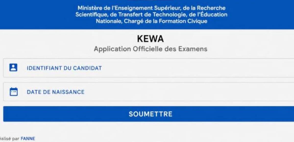 Jeune élève regardant un écran de smartphone pour consulter des résultats d'examen