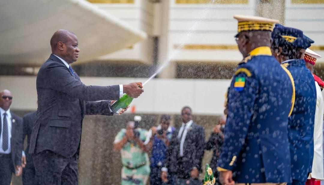 Officiers gabonais en uniforme lors d'une cérémonie militaire à Libreville