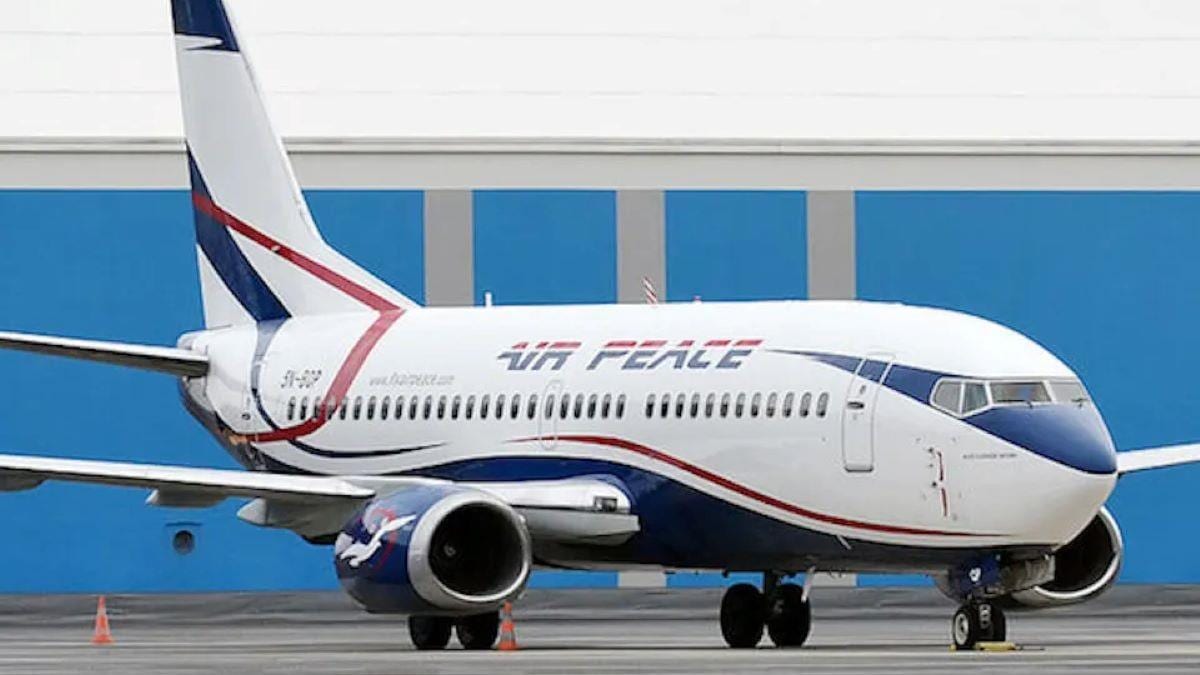 Avion de la compagnie nigériane Air Peace stationné sur un tarmac