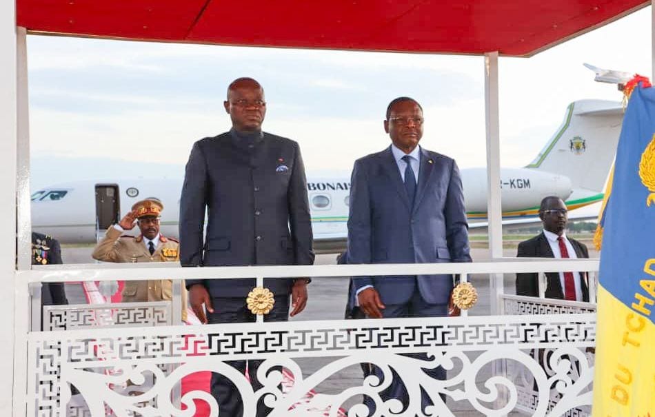 Délégation présidentielle gabonaise descendant d'un avion à N'Djamena