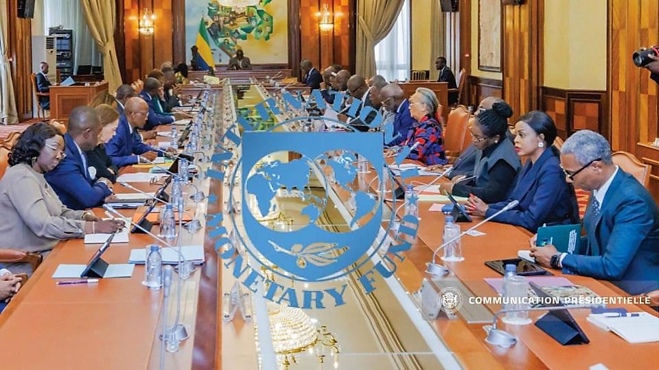 Drapeau du Gabon et siège d'institution financière internationale