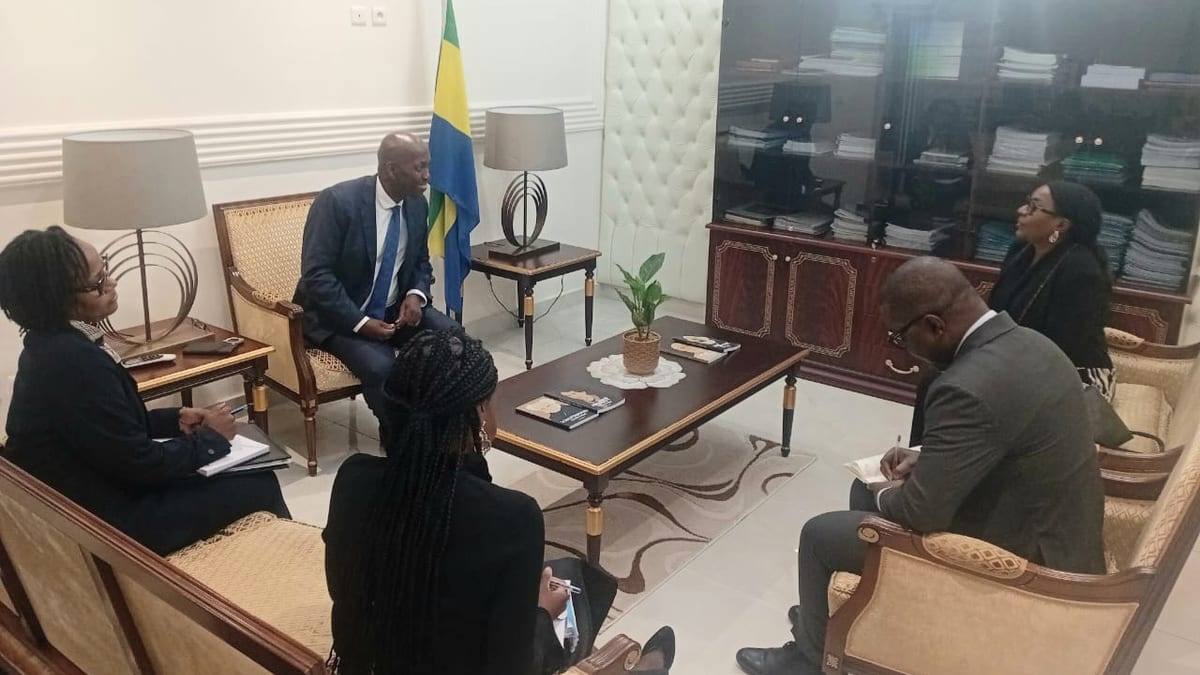 Bâtiment institutionnel évoquant une école de formation judiciaire au Gabon