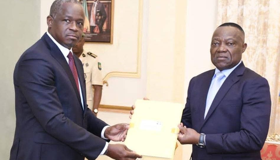 Remise officielle d'un rapport administratif entre deux responsables gabonais