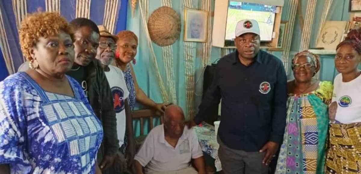 Illustration d'une visite de solidarité auprès d'une personne âgée au Gabon