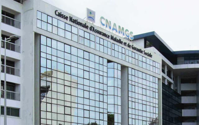 Guichet d'un centre de santé gabonais avec une carte d'assurance maladie CNAMGS