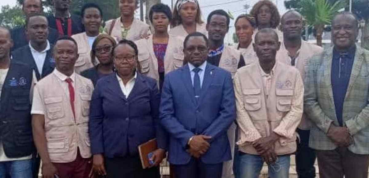 Agents de santé communautaire en discussion avec des habitants d'un quartier gabonais.