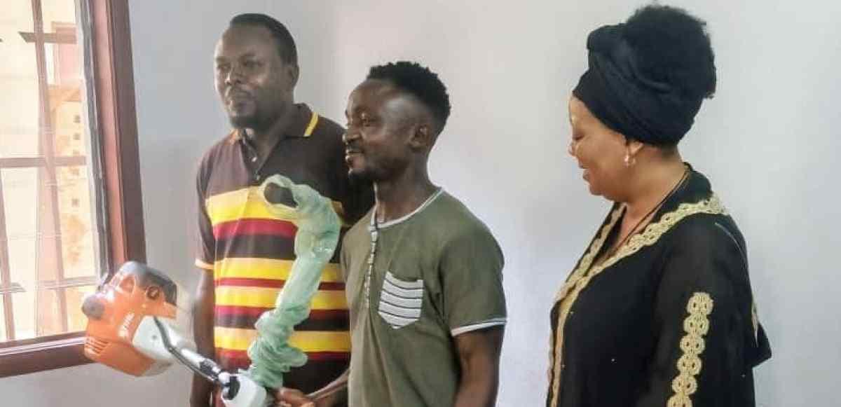Remise de débroussailleuses à des jeunes entrepreneurs à Franceville par une députée gabonaise