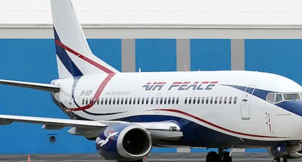 Avion de la compagnie Air Peace sur un tarmac d'aéroport