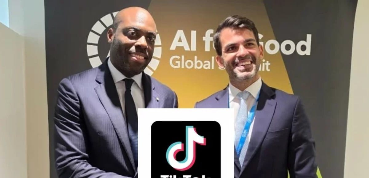 Smartphone avec l'application TikTok ouverte, tenu par une main