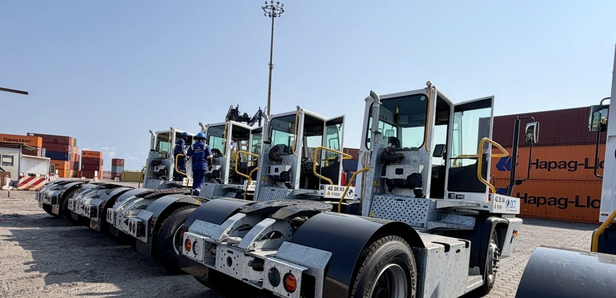Tracteurs portuaires circulant entre des rangées de conteneurs au port d'Owendo