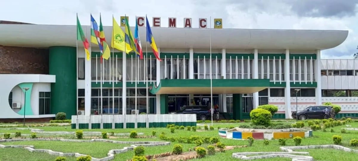Bâtiment institutionnel évoquant une banque centrale africaine, avec symboles monétaires