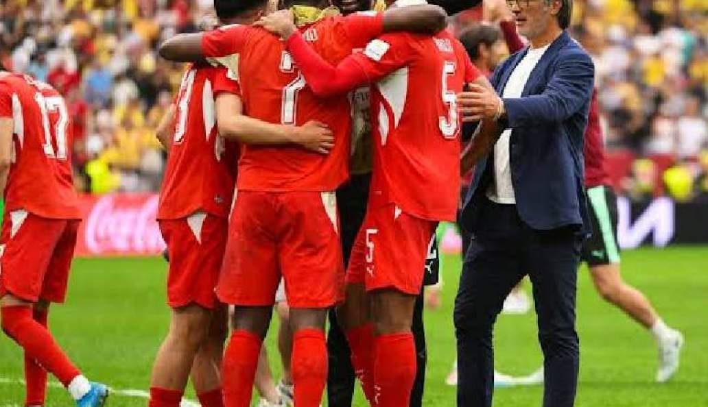 Stade de football bondé avant une rencontre internationale de haut niveau