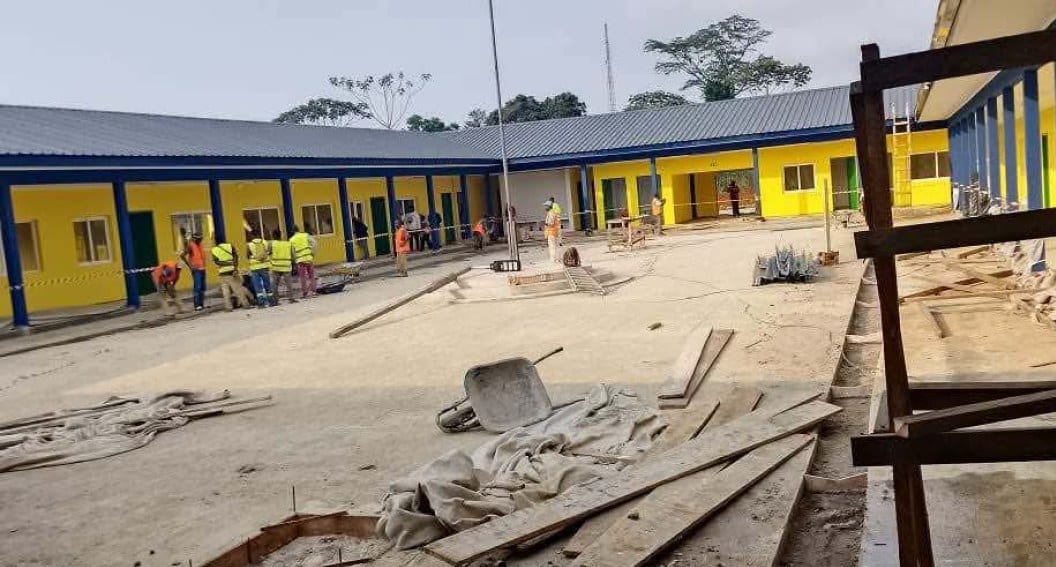 Bâtiment scolaire en construction avancée, avec ouvertures et façade quasi terminées