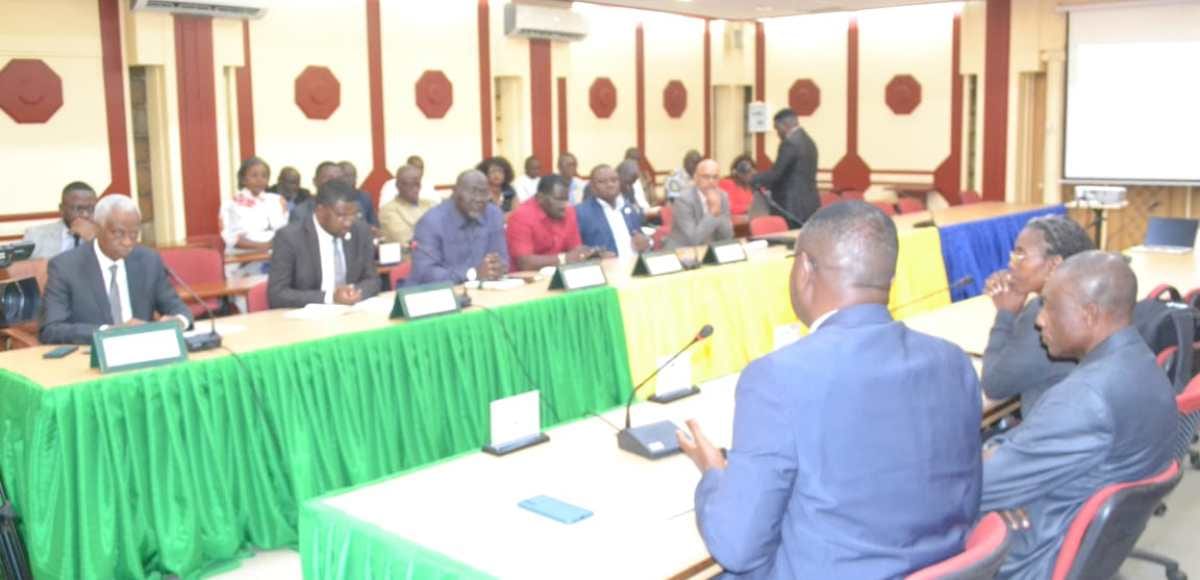 Marché urbain animé à Libreville avec étals et clients