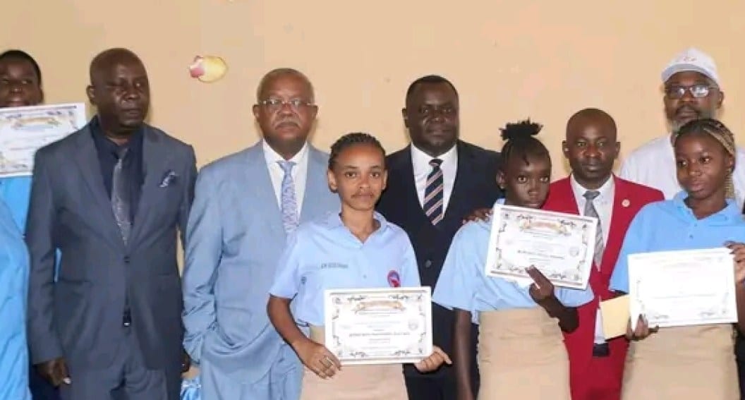 Élèves et enseignants lors d'une cérémonie de remise de prix scolaires