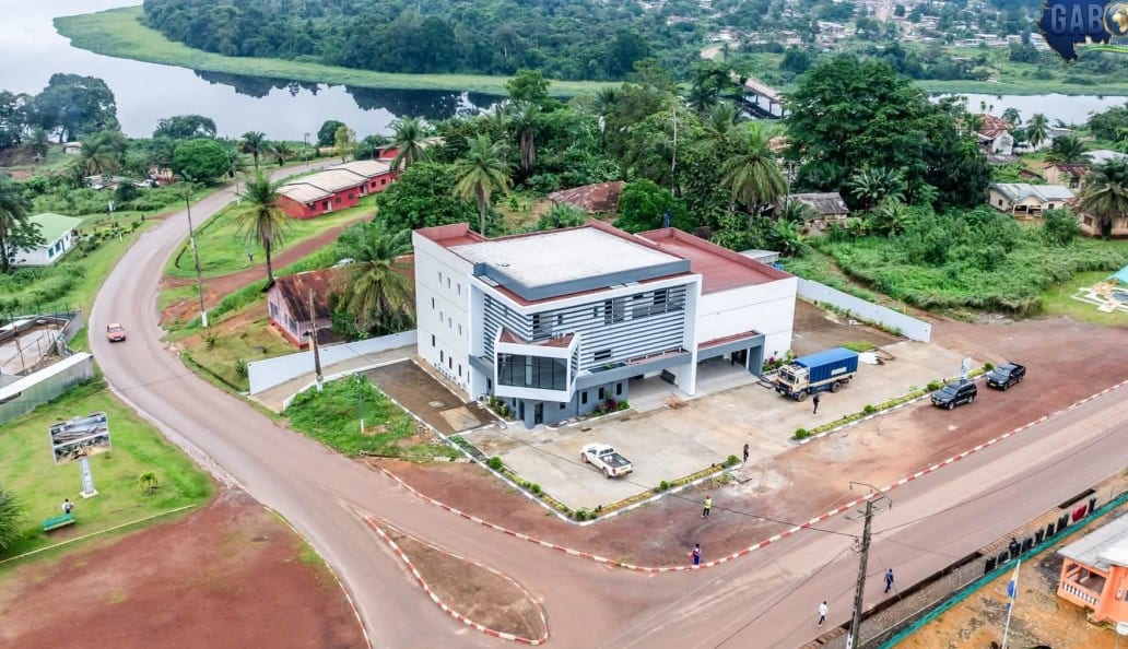 Bâtiment commercial moderne récemment construit à Makokou, capitale de l'Ogooué-Ivindo