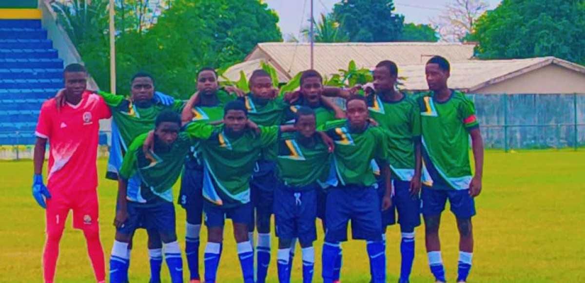 Jeunes joueurs de football célébrant une victoire sur un terrain