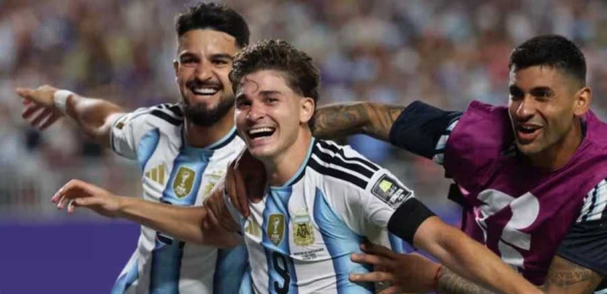 Ballon de football sur une pelouse avec drapeaux anglais et argentin en arrière-plan