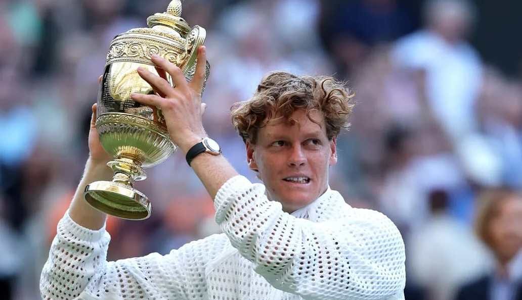 Joueur de tennis en action sur le court central de Wimbledon lors d'une finale de Grand Chelem