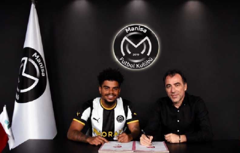 Footballeur en action sur un terrain, illustration du transfert de Noha Lemina