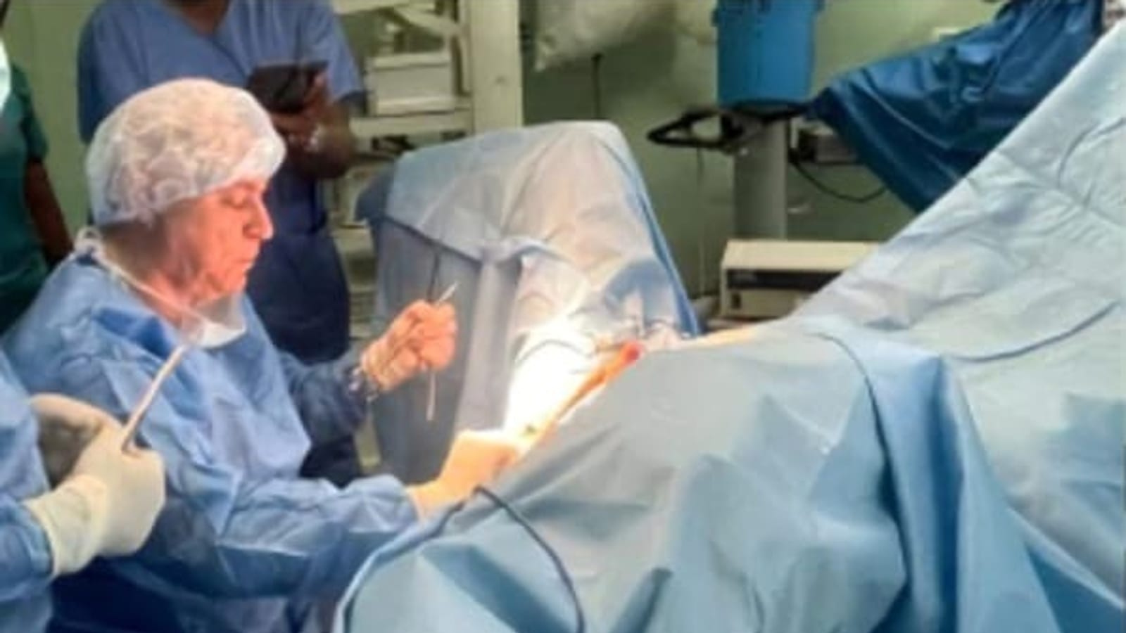 Entrée d'un hôpital avec des blouses médicales en arrière-plan